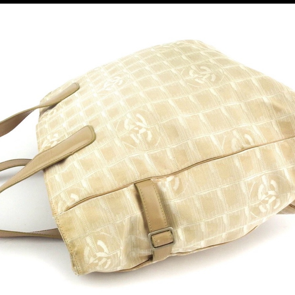CHANEL Beige Tote with Signature Pattern - Picture 4 of 8